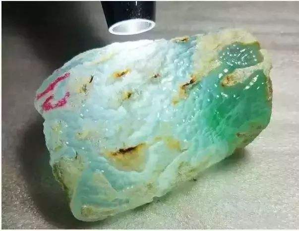 20万元翡翠原石图,翡翠原石公斤料是什么意思-第1张图片-翡翠网 20万元翡翠原石图,翡翠原石公斤料是什么意思-第1张图片-翡翠网