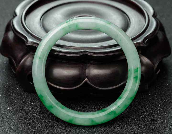 老凤祥老翡翠手镯价格老凤祥的翡翠手镯4800的-第2张图片-翡翠网