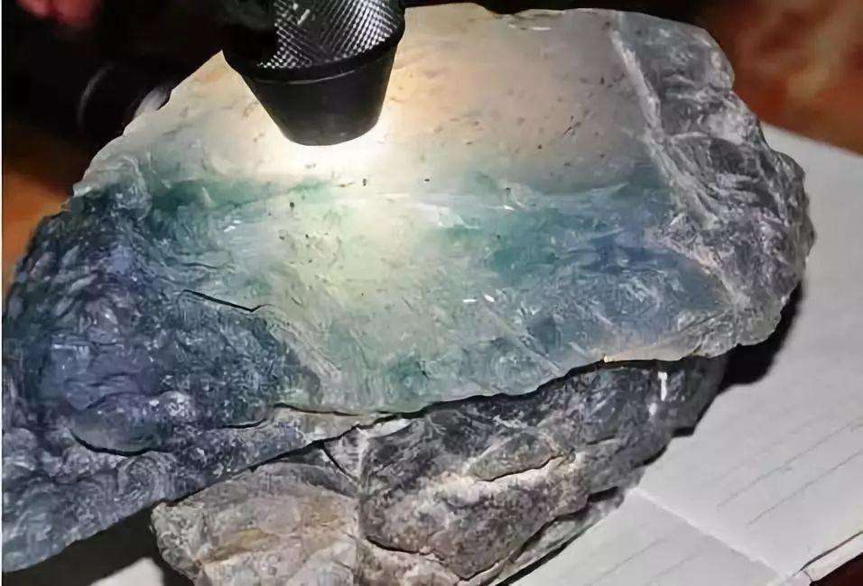 巨型玻璃种翡翠原石翡翠原石起荧光是什么意思-第1张图片