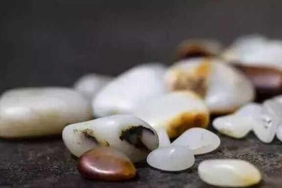 翡翠和和田玉哪个灵性,翡翠和和田玉知识-第2张图片-翡翠网 翡翠和和田玉哪个灵性,翡翠和和田玉知识-第2张图片-翡翠网