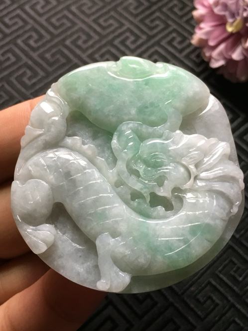 翡翠龙挂件价格多少龙牌翡翠为啥有的人不能带-第1张图片-翡翠网 翡翠龙挂件价格多少龙牌翡翠为啥有的人不能带-第1张图片-翡翠网