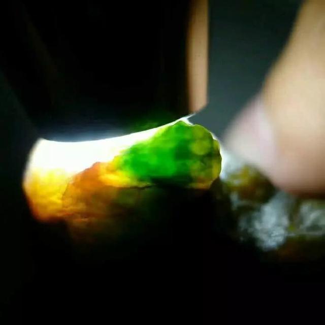 三色翡翠值多少钱三彩翡翠价格-第2张图片-翡翠网 三色翡翠值多少钱三彩翡翠价格-第2张图片-翡翠网