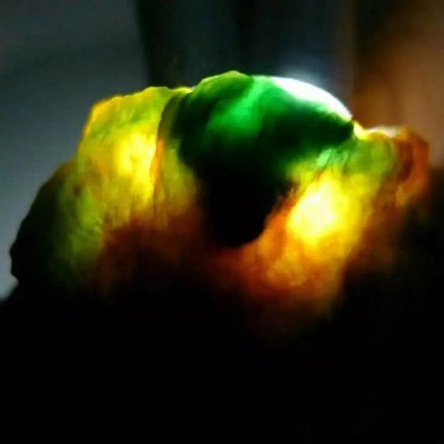 三色翡翠值多少钱三彩翡翠价格-第3张图片-翡翠网 三色翡翠值多少钱三彩翡翠价格-第3张图片-翡翠网