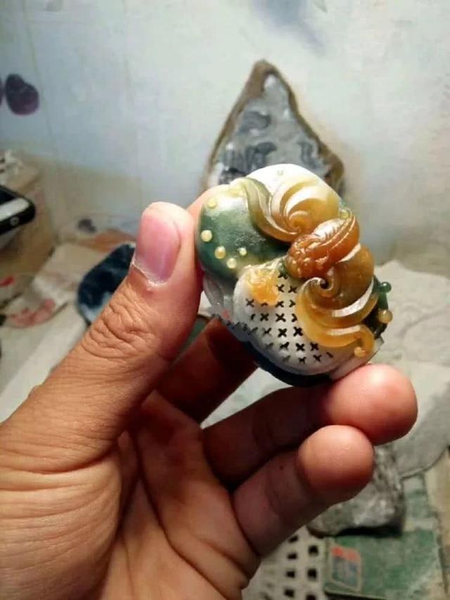 三色翡翠值多少钱三彩翡翠价格-第5张图片-翡翠网 三色翡翠值多少钱三彩翡翠价格-第5张图片-翡翠网