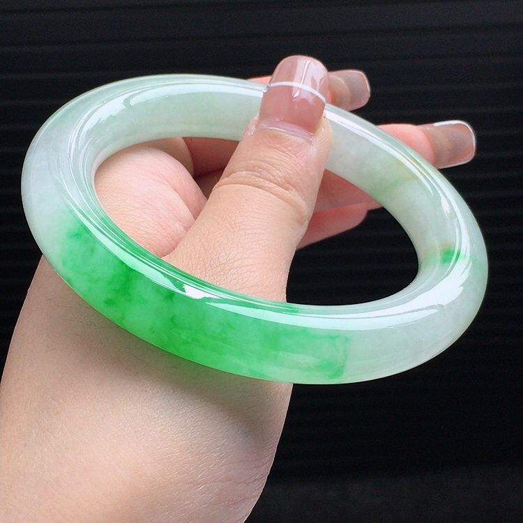 包含翡翠阳绿手镯戴变色了的词条-第2张图片-翡翠网