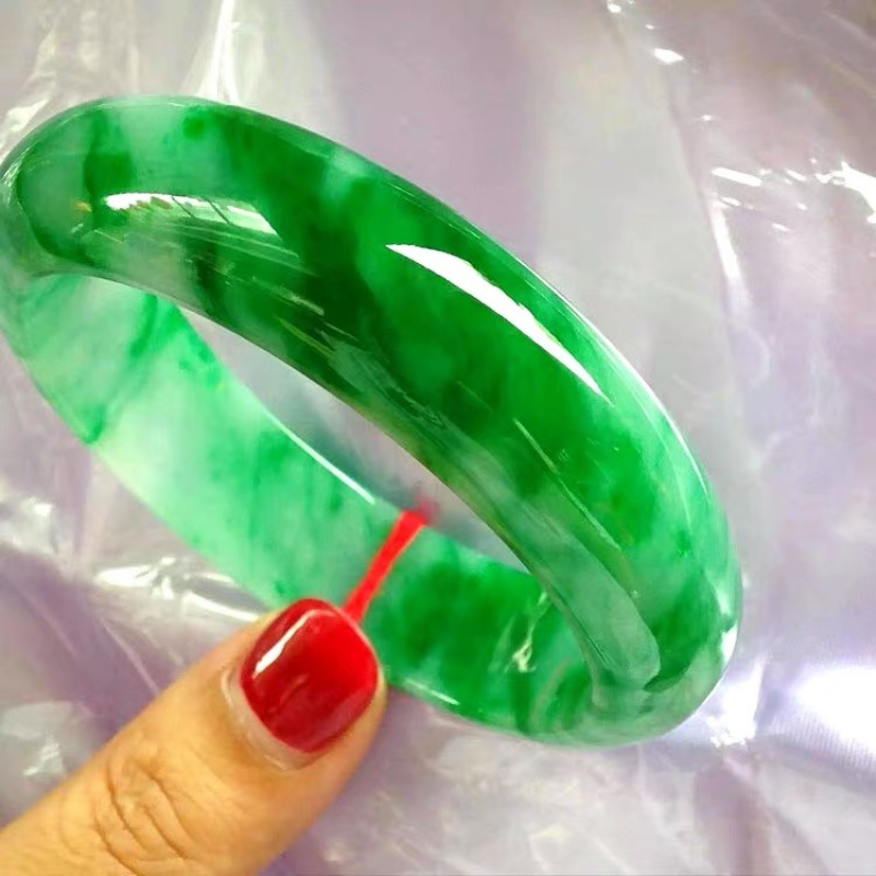 冰糯种帝王绿翡翠价格的简单介绍-第2张图片-翡翠网 冰糯种帝王绿翡翠价格的简单介绍-第2张图片-翡翠网