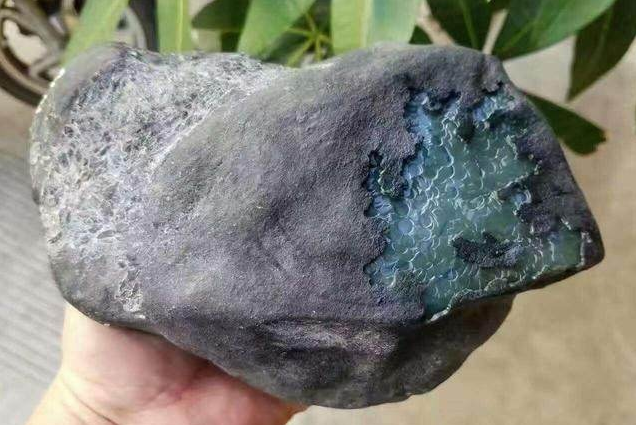 咖啡色翡翠原石图片最顶级的墨玉原石图片-第1张图片-翡翠网 咖啡色翡翠原石图片最顶级的墨玉原石图片-第1张图片-翡翠网