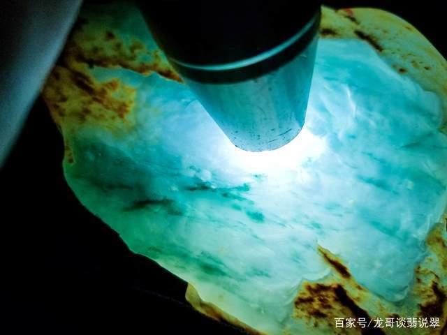 翡翠原石帝王绿600亿新县翡翠原石石料-第1张图片-翡翠网 翡翠原石帝王绿600亿新县翡翠原石石料-第1张图片-翡翠网