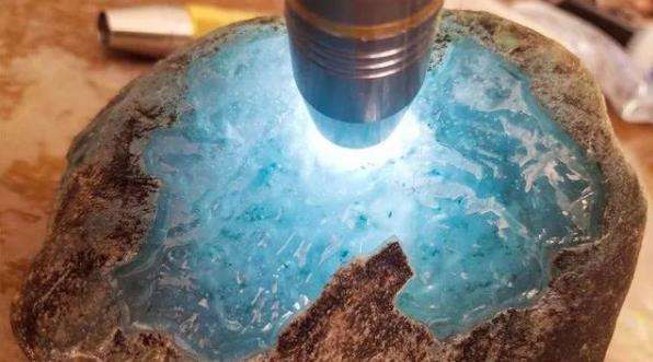 翡翠原石起荧,糯种翡翠原石切开图-第2张图片-翡翠网 翡翠原石起荧,糯种翡翠原石切开图-第2张图片-翡翠网