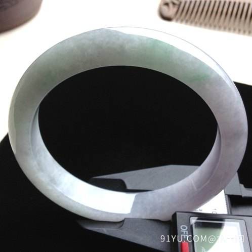 四百元的豆种翡翠手镯的简单介绍-第1张图片-翡翠网 四百元的豆种翡翠手镯的简单介绍-第1张图片-翡翠网