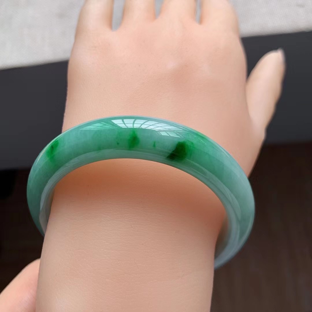 四百元的豆种翡翠手镯的简单介绍-第2张图片-翡翠网 四百元的豆种翡翠手镯的简单介绍-第2张图片-翡翠网