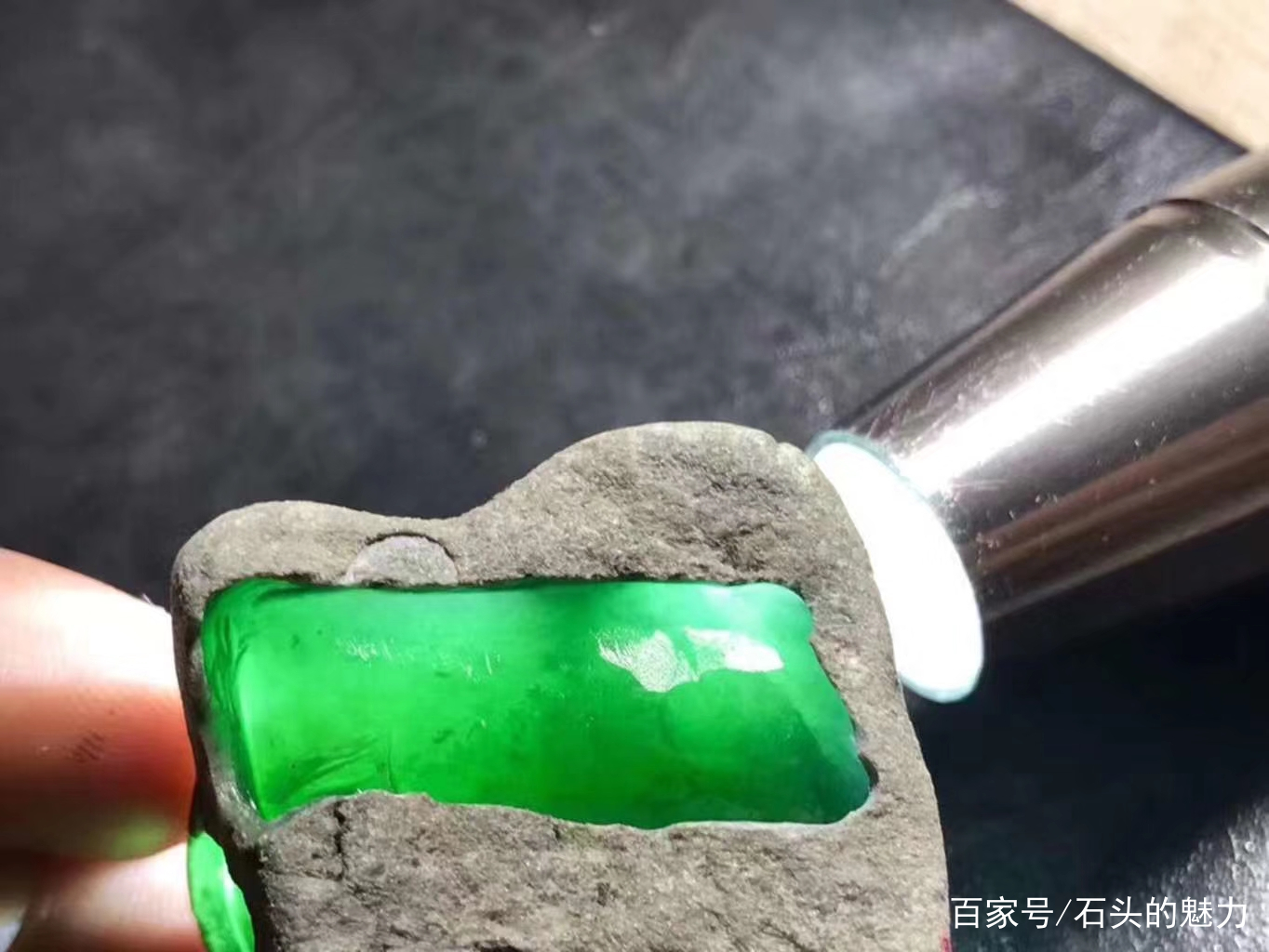 正方形翡翠原石河边捡到的翡翠原石图-第1张图片-翡翠网 正方形翡翠原石河边捡到的翡翠原石图-第1张图片-翡翠网