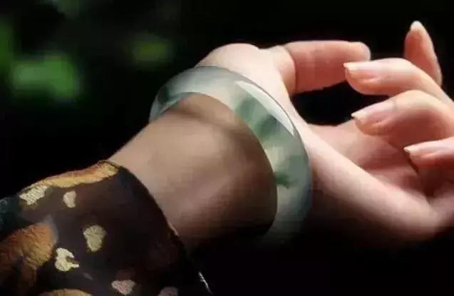 翡翠正阳绿是什么样子的正阳满绿翡翠手镯图-第1张图片-翡翠网 翡翠正阳绿是什么样子的正阳满绿翡翠手镯图-第1张图片-翡翠网