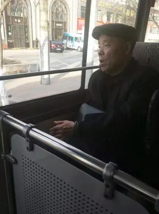 翡翠正阳绿是什么样子的正阳满绿翡翠手镯图-第3张图片-翡翠网 翡翠正阳绿是什么样子的正阳满绿翡翠手镯图-第3张图片-翡翠网