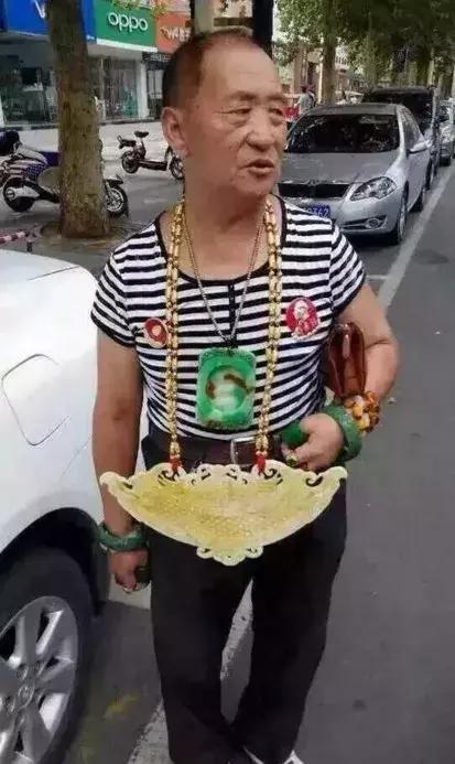 翡翠正阳绿是什么样子的正阳满绿翡翠手镯图-第5张图片-翡翠网 翡翠正阳绿是什么样子的正阳满绿翡翠手镯图-第5张图片-翡翠网