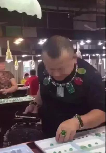 翡翠正阳绿是什么样子的正阳满绿翡翠手镯图-第6张图片-翡翠网 翡翠正阳绿是什么样子的正阳满绿翡翠手镯图-第6张图片-翡翠网