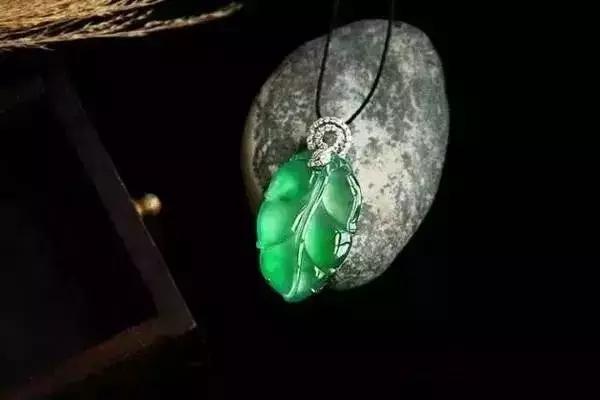 翡翠正阳绿是什么样子的正阳满绿翡翠手镯图-第8张图片-翡翠网 翡翠正阳绿是什么样子的正阳满绿翡翠手镯图-第8张图片-翡翠网