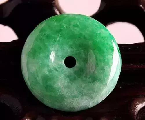 翡翠正阳绿是什么样子的正阳满绿翡翠手镯图-第11张图片-翡翠网 翡翠正阳绿是什么样子的正阳满绿翡翠手镯图-第11张图片-翡翠网