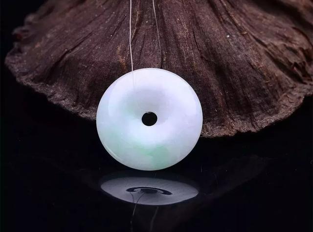 翡翠正阳绿是什么样子的正阳满绿翡翠手镯图-第16张图片-翡翠网 翡翠正阳绿是什么样子的正阳满绿翡翠手镯图-第16张图片-翡翠网