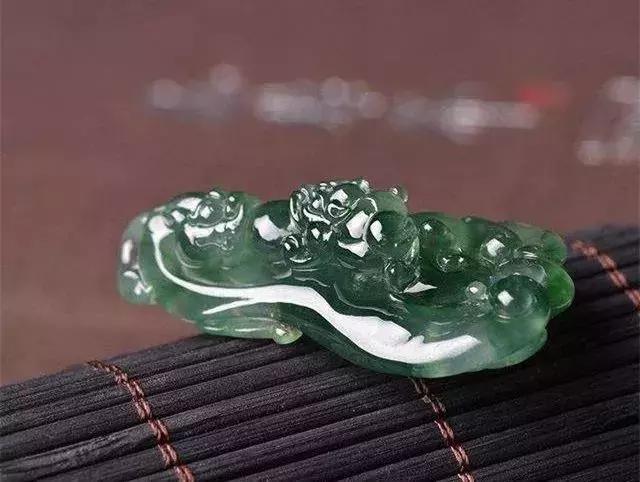 翡翠正阳绿是什么样子的正阳满绿翡翠手镯图-第18张图片-翡翠网 翡翠正阳绿是什么样子的正阳满绿翡翠手镯图-第18张图片-翡翠网