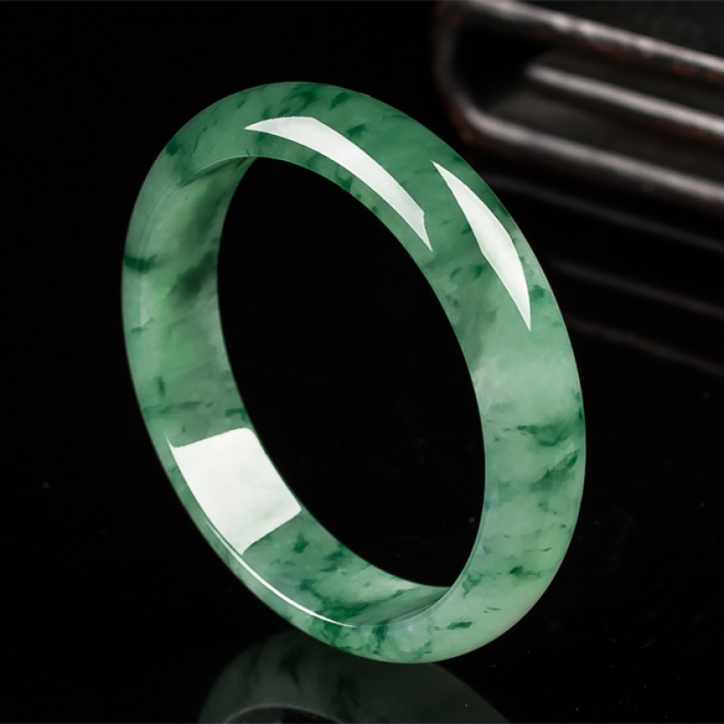 情人节男生送女生翡翠手镯的简单介绍-第1张图片-翡翠网 情人节男生送女生翡翠手镯的简单介绍-第1张图片-翡翠网