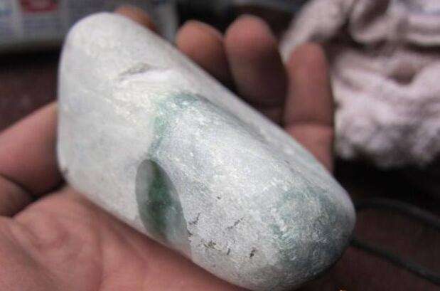 山料翡翠原石不透,翡翠原石切开后图片-第2张图片-翡翠网 山料翡翠原石不透,翡翠原石切开后图片-第2张图片-翡翠网