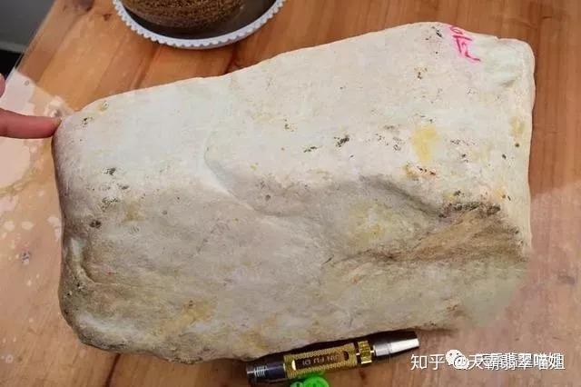 翡翠原石黄沙皮知识黄盐沙皮翡翠原石-第2张图片-翡翠网 翡翠原石黄沙皮知识黄盐沙皮翡翠原石-第2张图片-翡翠网