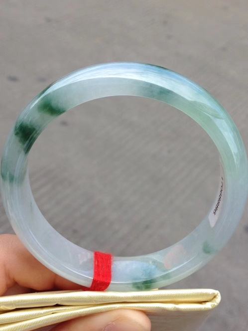 冰种飘花手镯7000元贵吗,翡翠飘花价格-第1张图片-翡翠网 冰种飘花手镯7000元贵吗,翡翠飘花价格-第1张图片-翡翠网