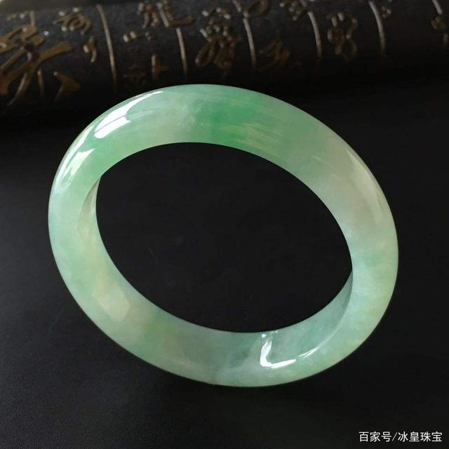 油青翡翠手镯有什么说法的简单介绍-第1张图片-翡翠网 油青翡翠手镯有什么说法的简单介绍-第1张图片-翡翠网