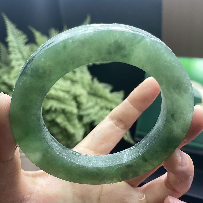 油青翡翠手镯有什么说法的简单介绍-第2张图片-翡翠网 油青翡翠手镯有什么说法的简单介绍-第2张图片-翡翠网