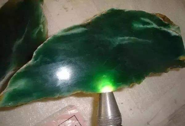 翡翠原石入门知识,翡翠原石知识-第1张图片-翡翠网 翡翠原石入门知识,翡翠原石知识-第1张图片-翡翠网