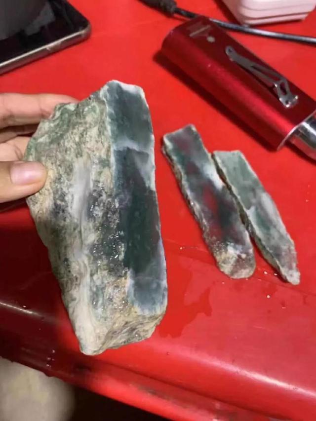 翡翠原石切开后不抛光图片翡翠原石枯下有高色吗-第1张图片-翡翠网 翡翠原石切开后不抛光图片翡翠原石枯下有高色吗-第1张图片-翡翠网