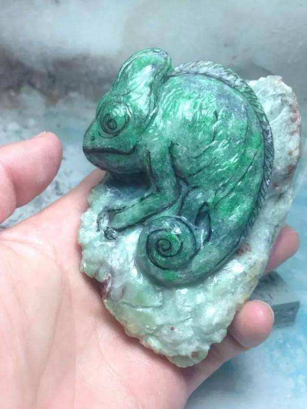 翡翠原石变蝎子视频,缅甸翡翠原石去哪里买-第1张图片-翡翠网 翡翠原石变蝎子视频,缅甸翡翠原石去哪里买-第1张图片-翡翠网