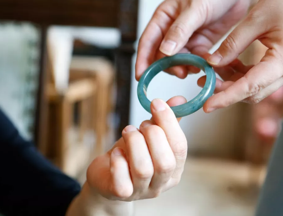 和田玉适合女人戴吗女人戴和田玉还是翡翠好-第3张图片-翡翠网 和田玉适合女人戴吗女人戴和田玉还是翡翠好-第3张图片-翡翠网