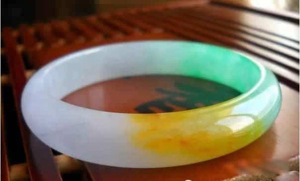 探讨翡翠知识,讲解翡翠知识大全-第1张图片-翡翠网 探讨翡翠知识,讲解翡翠知识大全-第1张图片-翡翠网