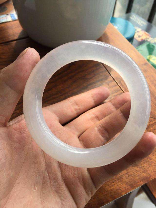 晒晒我带了5年的翡翠手镯翡翠手镯阴阳面专业知识-第2张图片-翡翠网 晒晒我带了5年的翡翠手镯翡翠手镯阴阳面专业知识-第2张图片-翡翠网