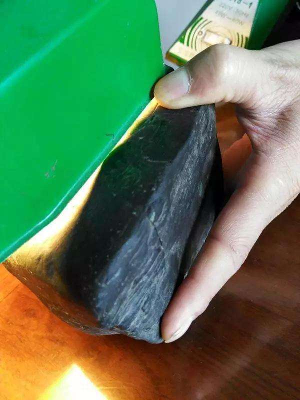 木那翡翠原石十句口诀翡翠原石石头怎么切-第1张图片-翡翠网 木那翡翠原石十句口诀翡翠原石石头怎么切-第1张图片-翡翠网