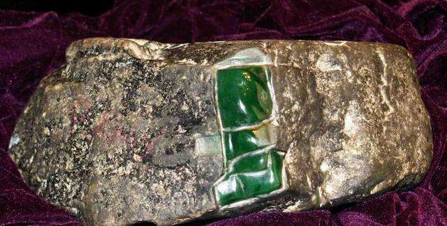 翡翠原石切开图片翡翠原石活癣-第1张图片-翡翠网 翡翠原石切开图片翡翠原石活癣-第1张图片-翡翠网