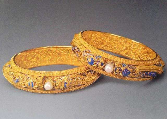 翡翠手镯戴在哪只手好金银翡翠手镯哪种好-第1张图片-翡翠网 翡翠手镯戴在哪只手好金银翡翠手镯哪种好-第1张图片-翡翠网