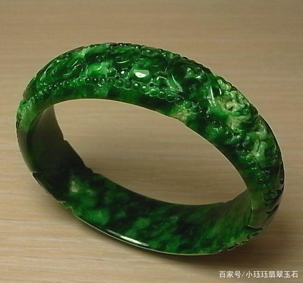 翡翠手镯戴在哪只手好金银翡翠手镯哪种好-第2张图片-翡翠网 翡翠手镯戴在哪只手好金银翡翠手镯哪种好-第2张图片-翡翠网