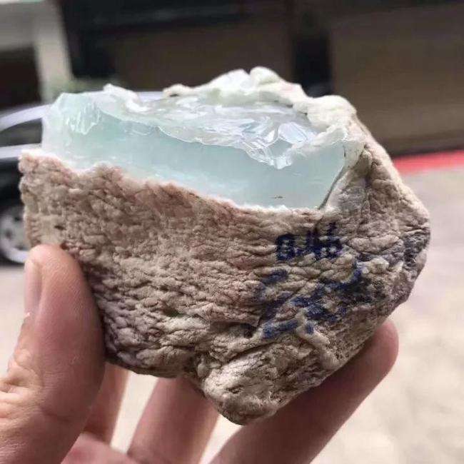 价值百亿的翡翠原石翡翠原石一料难求-第2张图片-翡翠网 价值百亿的翡翠原石翡翠原石一料难求-第2张图片-翡翠网