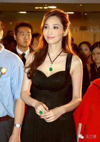 喜欢收藏翡翠的女明星,明星买的翡翠手镯-第2张图片-翡翠网 喜欢收藏翡翠的女明星,明星买的翡翠手镯-第2张图片-翡翠网