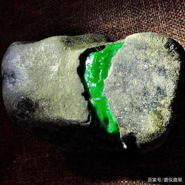 翡翠原石假皮官方鉴定造翡翠原石假皮-第1张图片-翡翠网 翡翠原石假皮官方鉴定造翡翠原石假皮-第1张图片-翡翠网