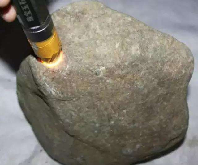 翡翠原石假皮官方鉴定造翡翠原石假皮-第2张图片-翡翠网 翡翠原石假皮官方鉴定造翡翠原石假皮-第2张图片-翡翠网