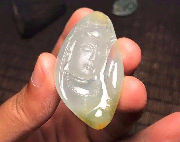 关于翡翠原石连皮带雾巧雕的信息-第1张图片-翡翠网 关于翡翠原石连皮带雾巧雕的信息-第1张图片-翡翠网