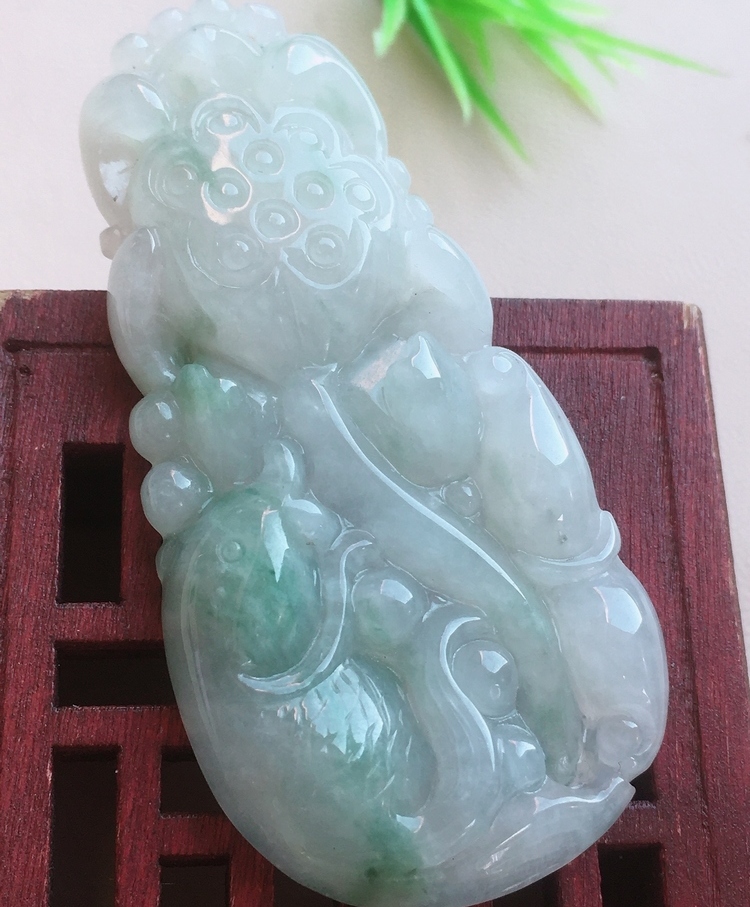 关于翡翠原石连皮带雾巧雕的信息-第2张图片-翡翠网 关于翡翠原石连皮带雾巧雕的信息-第2张图片-翡翠网