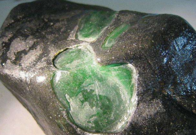 聊城翡翠原石翡翠原石帝王绿600亿-第2张图片-翡翠网 聊城翡翠原石翡翠原石帝王绿600亿-第2张图片-翡翠网