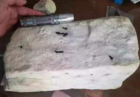 关于广西翡翠矿场原石的信息-第2张图片-翡翠网 关于广西翡翠矿场原石的信息-第2张图片-翡翠网