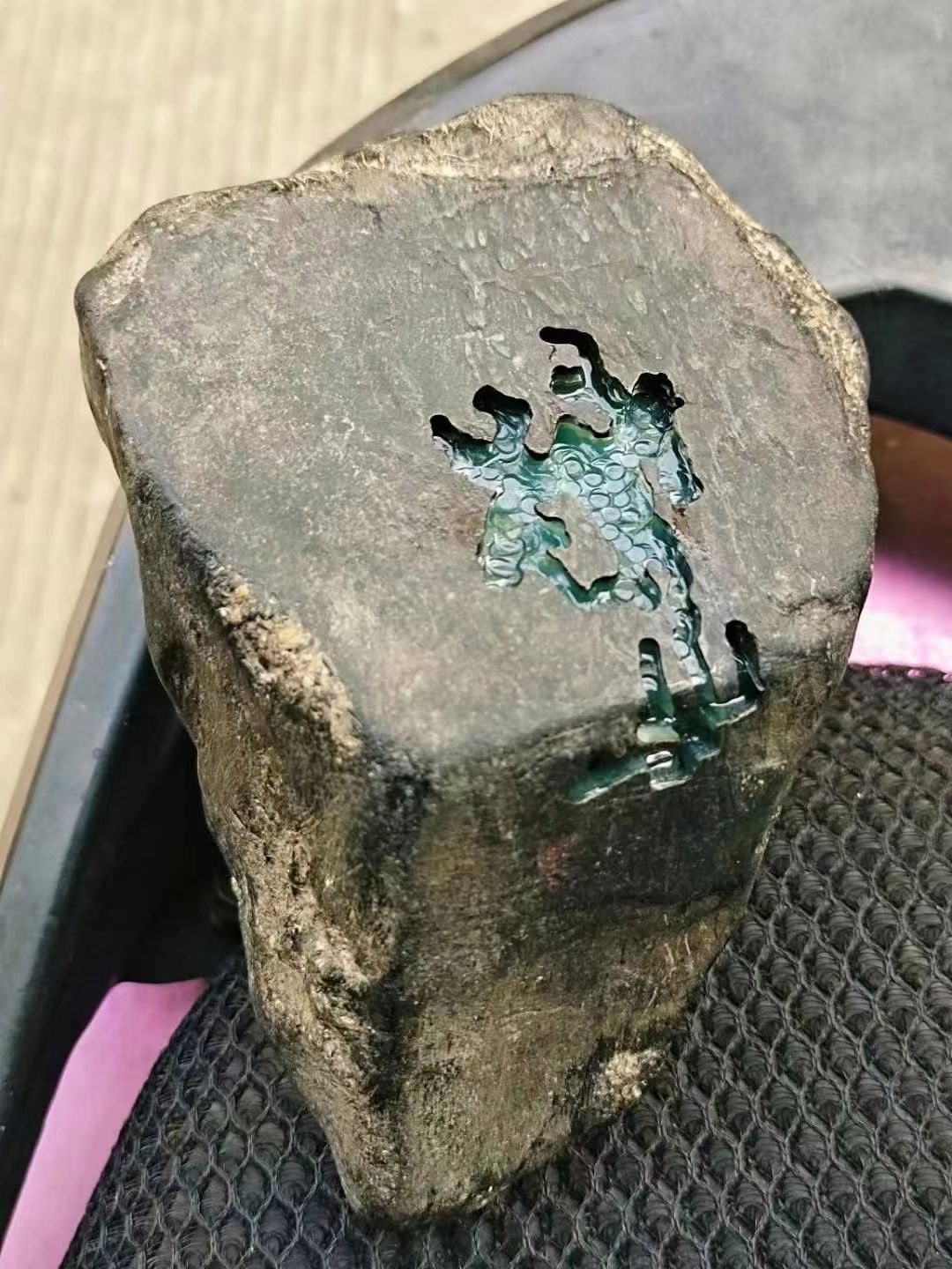 翡翠原石去皮抛光教程,翡翠原石去皮作假-第2张图片-翡翠网 翡翠原石去皮抛光教程,翡翠原石去皮作假-第2张图片-翡翠网