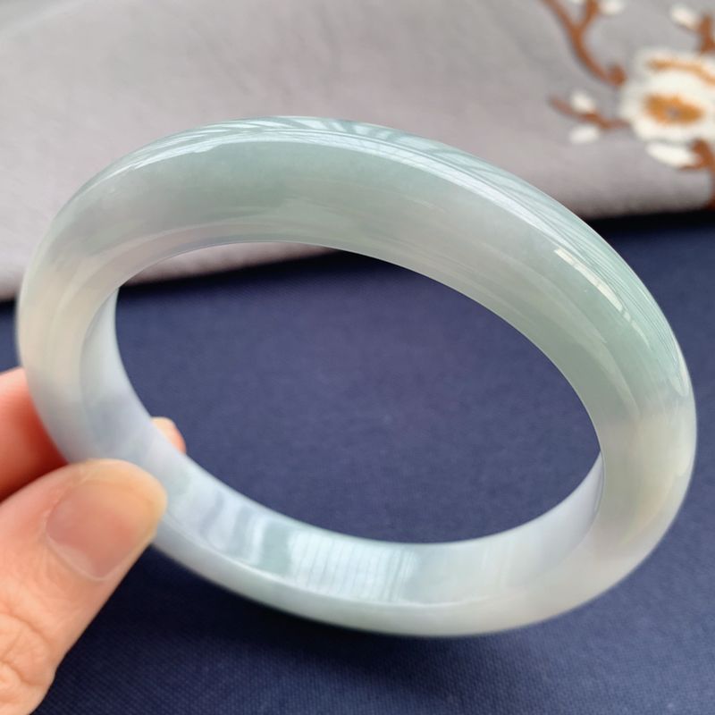 圆条翡翠手镯适合人群,圆条翡翠手镯的知识-第1张图片-翡翠网 圆条翡翠手镯适合人群,圆条翡翠手镯的知识-第1张图片-翡翠网